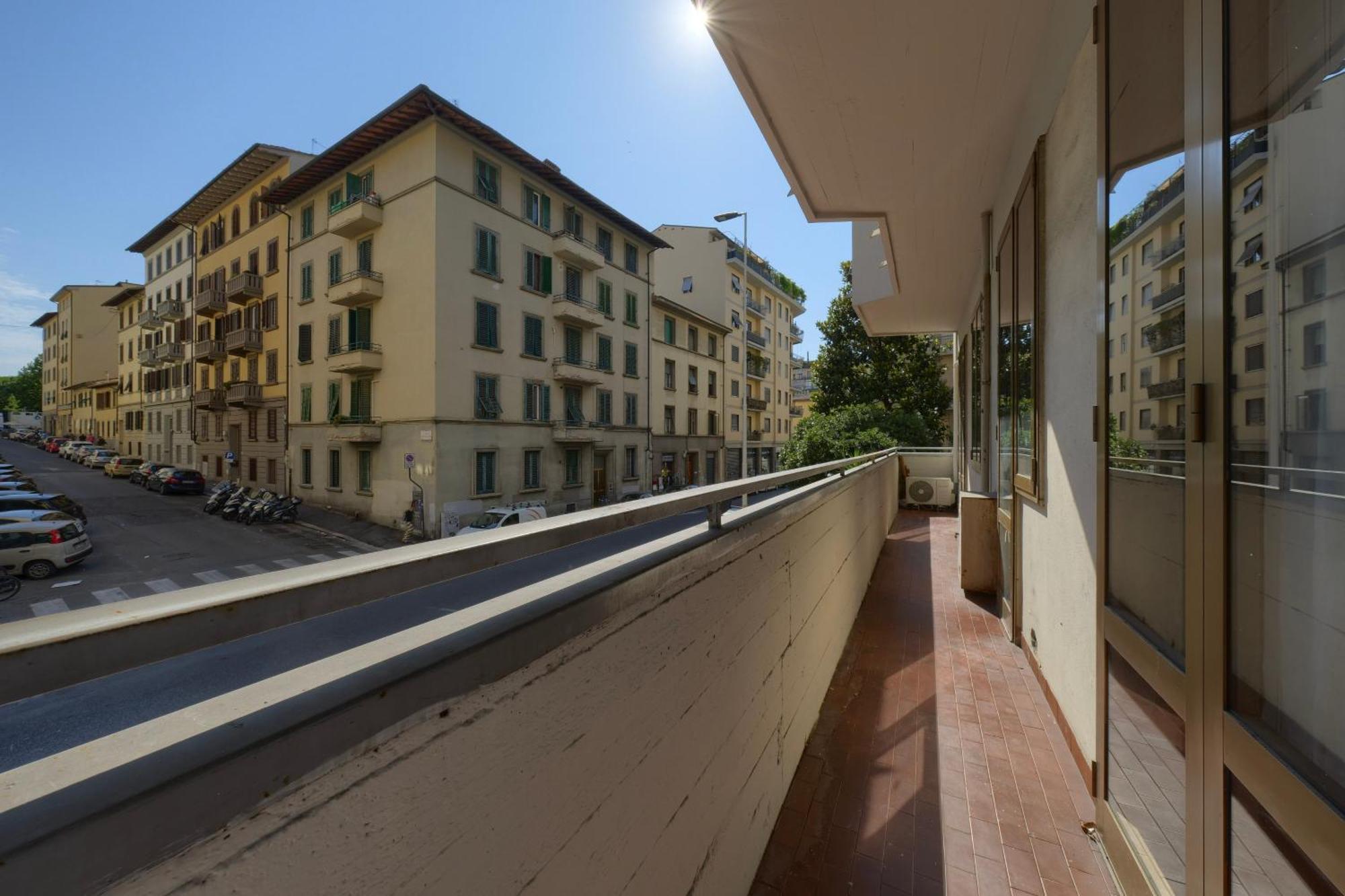 Show Me 2 Bedroom Duomo & Airport Tram * Firenze